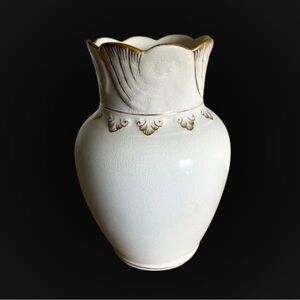 Elegant vintage white & gold pottery vase w/ shell design